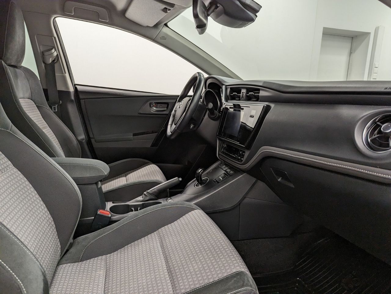 Toyota Auris Hybrid 136h Design Business