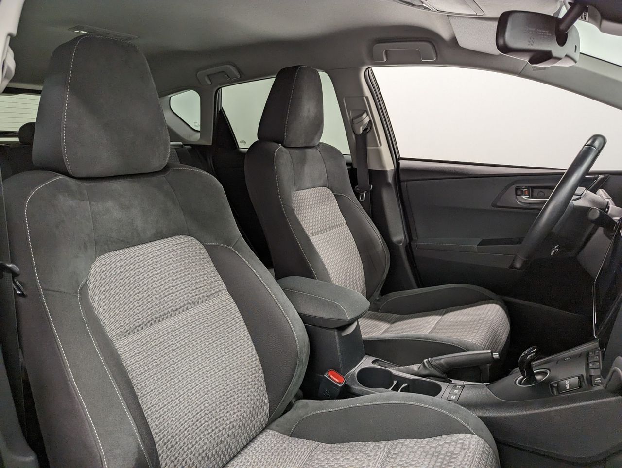 Toyota Auris Hybrid 136h Design Business