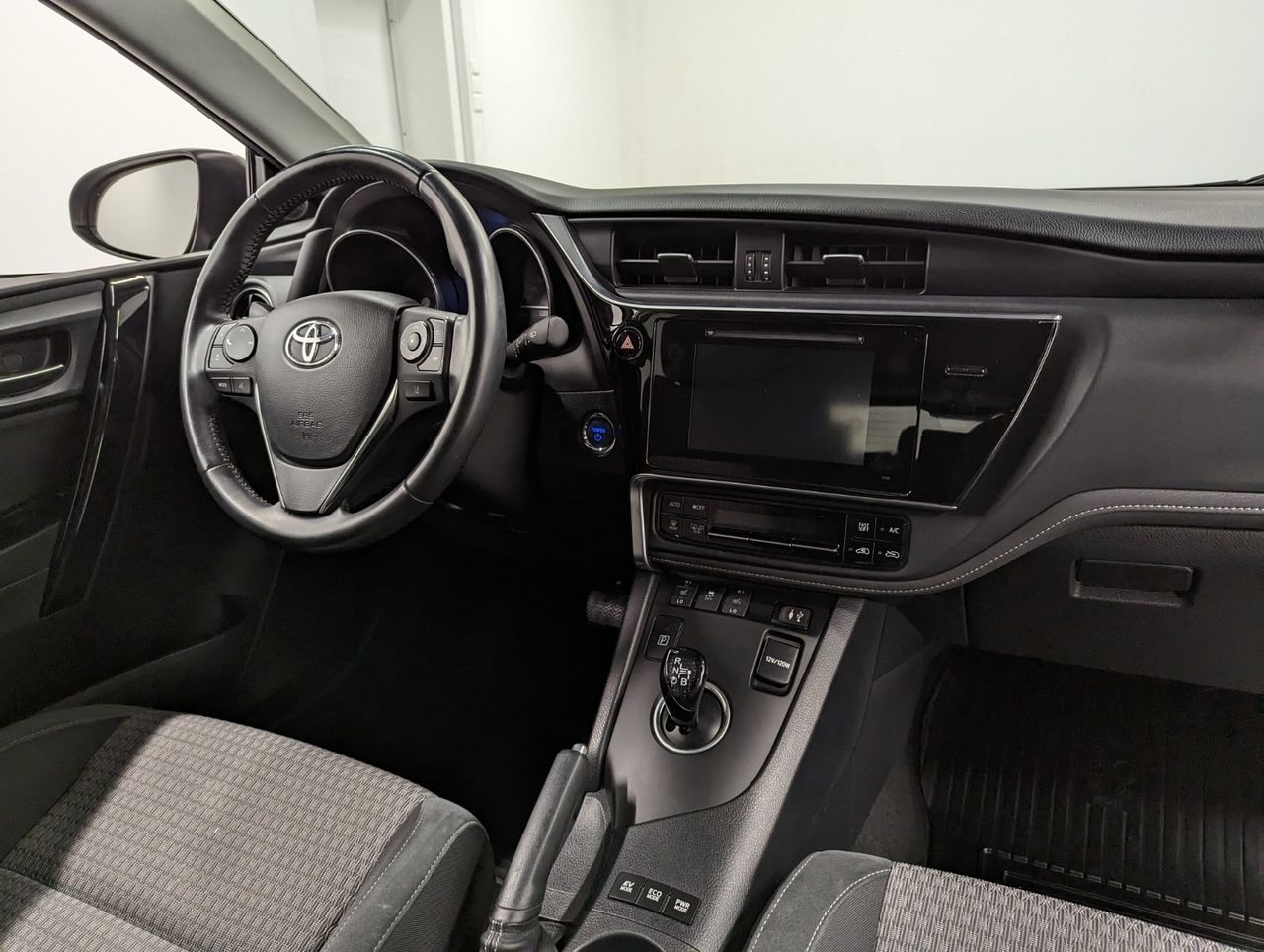 Toyota Auris Hybrid 136h Design Business