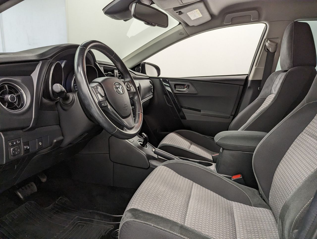 Toyota Auris Hybrid 136h Design Business